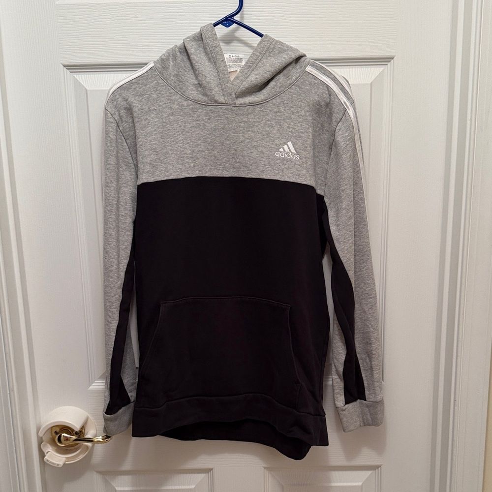 Adidas Two-Tone Gray and Black Hoodie Size Youth Boys XL (18/20).